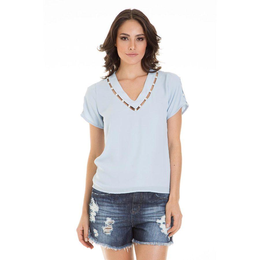 BLUSA CON ESCOTE EN PERLAS