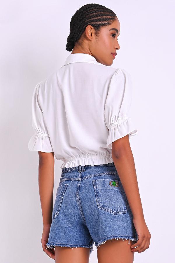 CAMISA CROPPED CON BORDADOS Y AMARRE