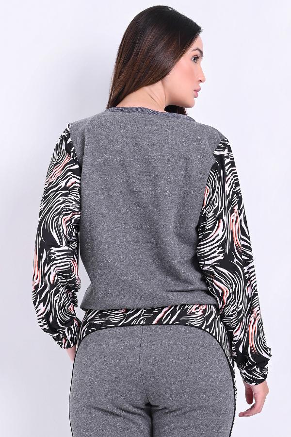 BLUSA CON ESCOTE DIFERENCIADO