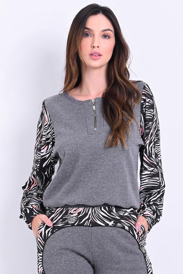 BLUSA CON ESCOTE DIFERENCIADO