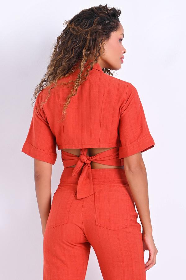 CAMISA CON BOLSILLOS Y AMARRE