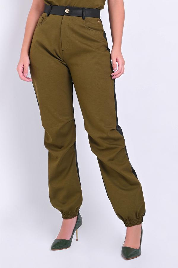 PANTALÓN MOM CON RECORTES Y PLIEGUES