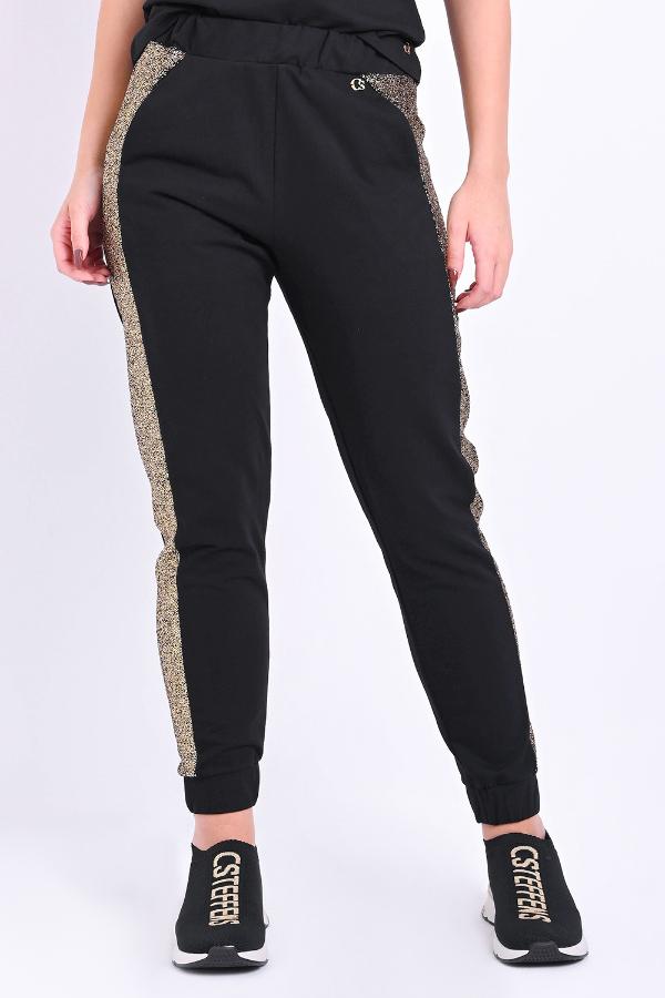 PANTALÓN CON DETALLES DIFERENCIADOS EN EL LATERAL