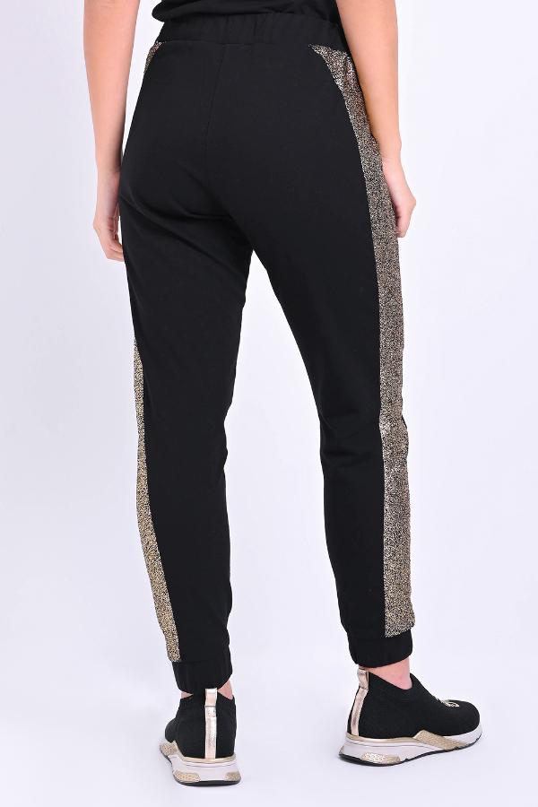 PANTALÓN CON DETALLES DIFERENCIADOS EN EL LATERAL