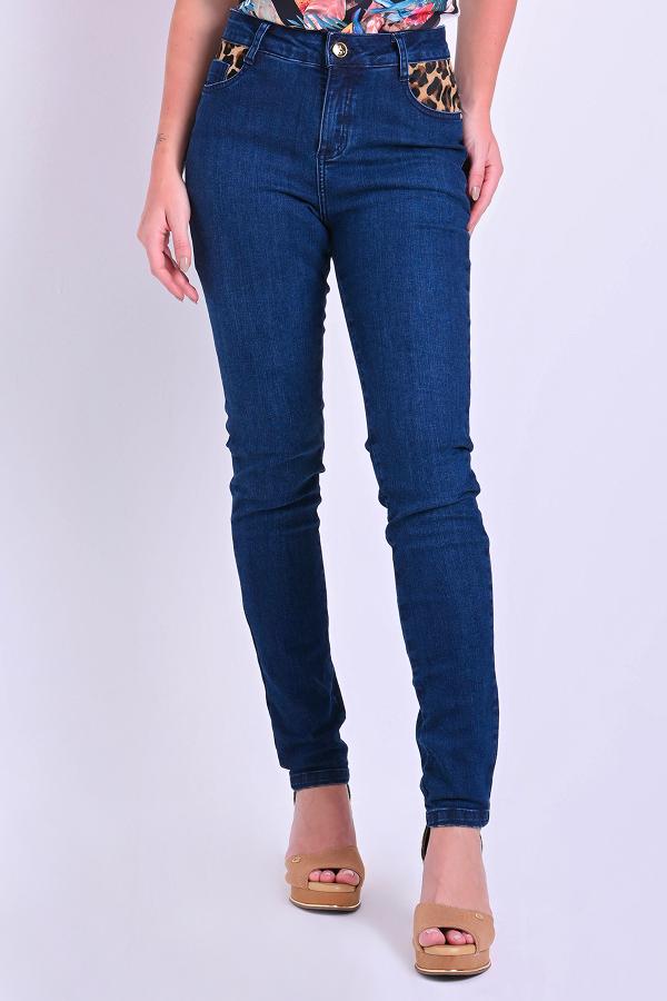 PANTALON CON DETALLES EN CUERO