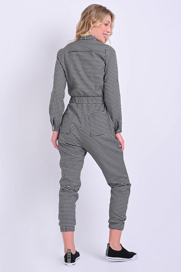 MONO CON CIERRE Y BOLSILLOS DIFERENCIADOS