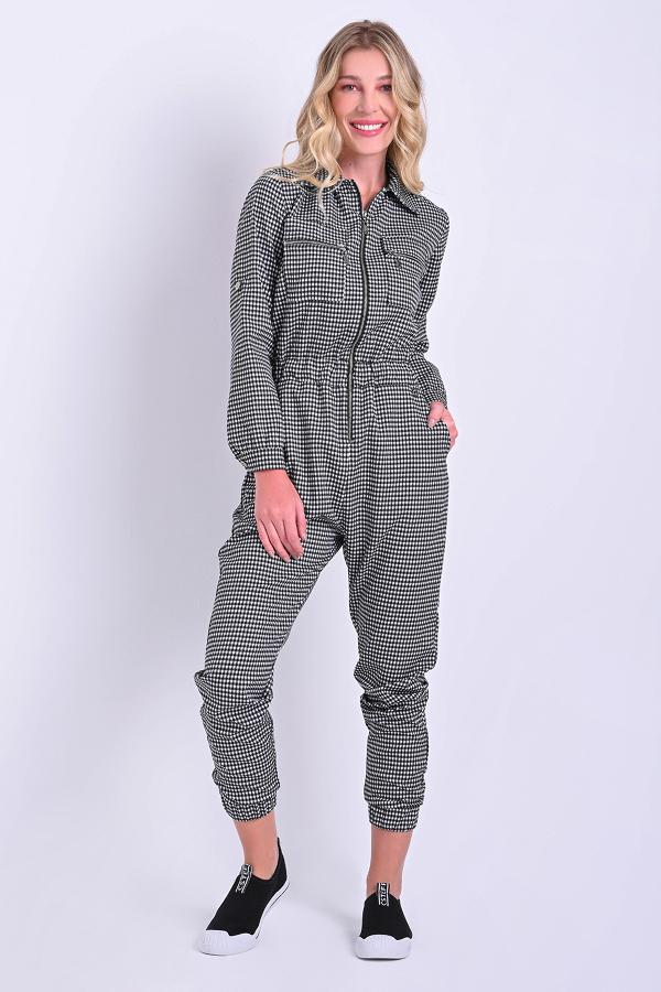 MONO CON CIERRE Y BOLSILLOS DIFERENCIADOS