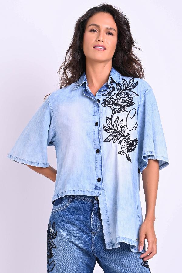 CAMISA OVERSIZED ASIMETRICA CON BORDADO