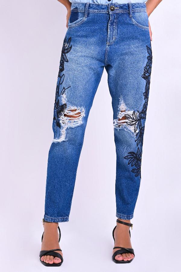 PANTALON BOY FRIEND CON BORDADO