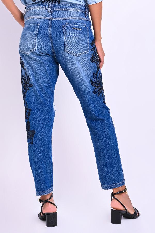 PANTALON BOY FRIEND CON BORDADO