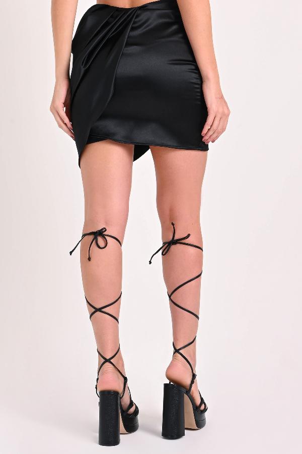 POLLERA CORTA CON PLIEGUES SOBREPUESTOS