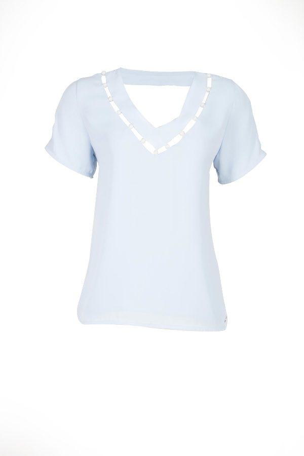 BLUSA CON ESCOTE EN PERLAS