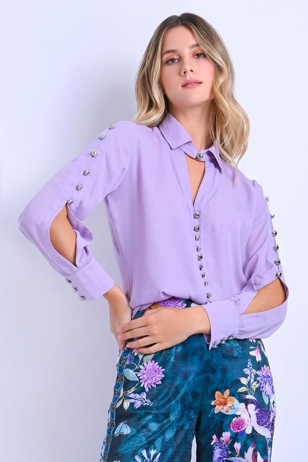 CAMISA CON APERTURA Y BOTONES MANGA