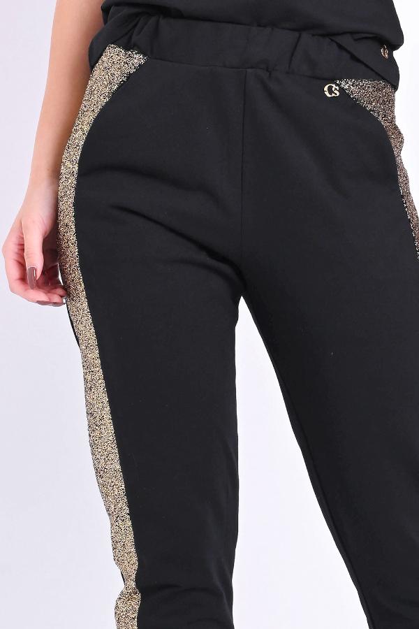 PANTALÓN CON DETALLES DIFERENCIADOS EN EL LATERAL