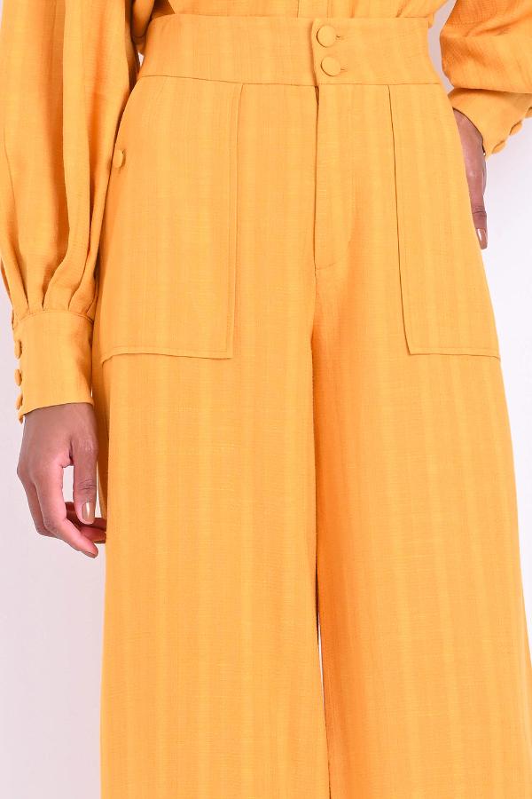 PANTALÓN ANCHO CON BOLSILLO DIFERENCIADO
