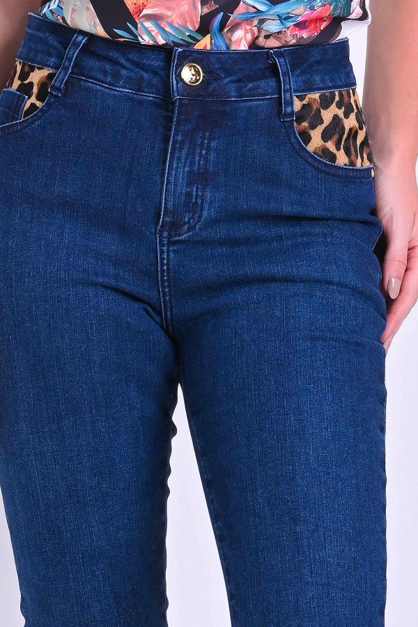 PANTALON CON DETALLES EN CUERO