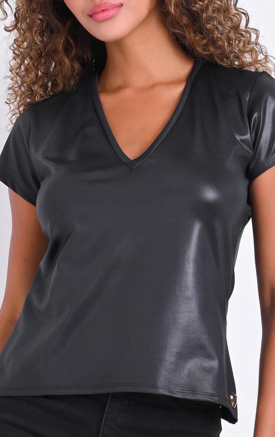 T-SHIRT BASICA ESCOTE EN V